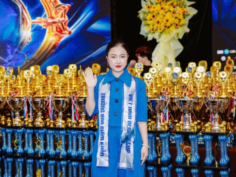 Master Ánh Tâm Nguyễn biểu diễn kỹ thuật EZBROWS tại sự kiện Festival Vietnam Beauty Cup 2024 tại TPHCM